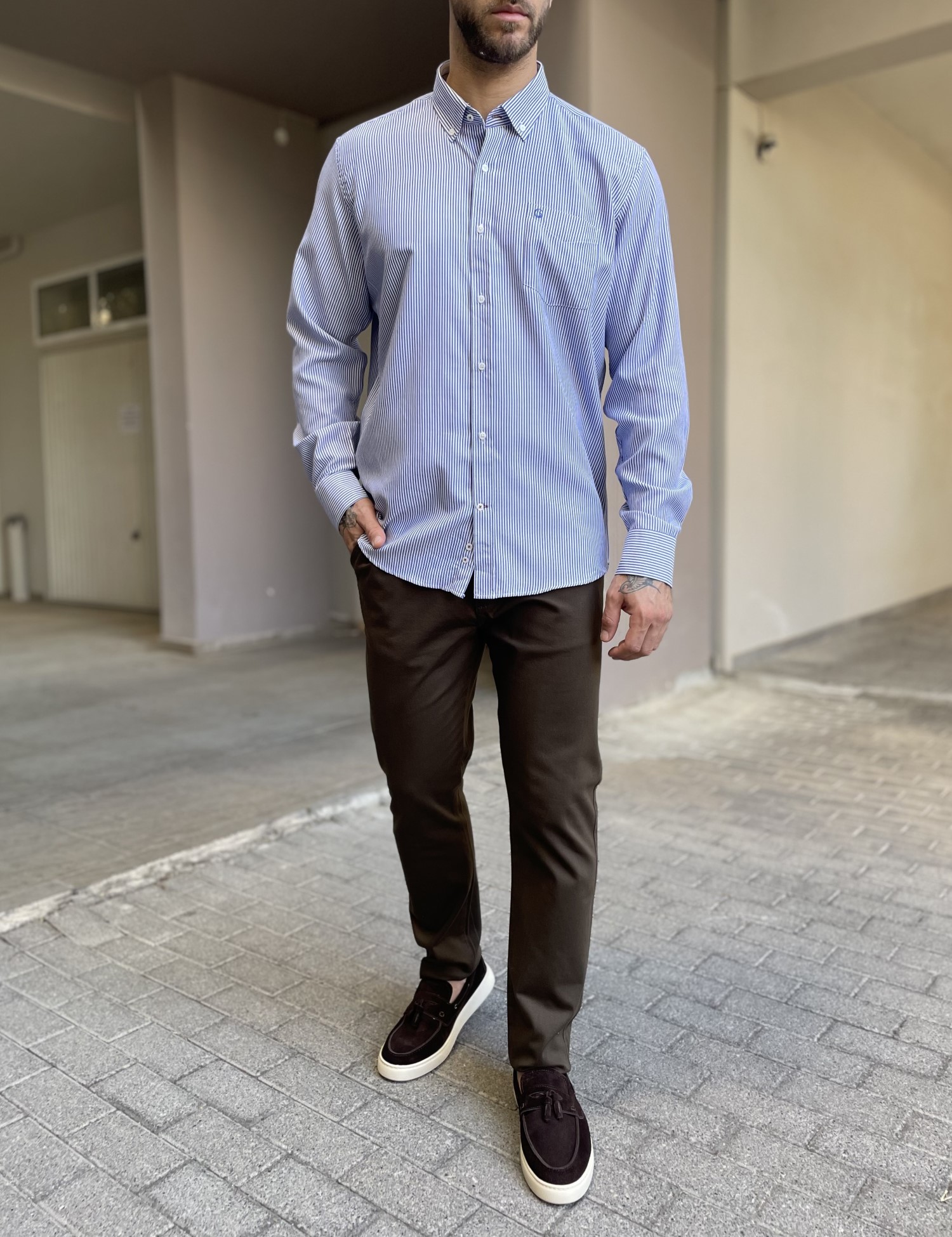 Ανδρικό μπλε ριγέ πουκάμισο με γιακά και τσέπη στο στήθος 562 φωτογραφία